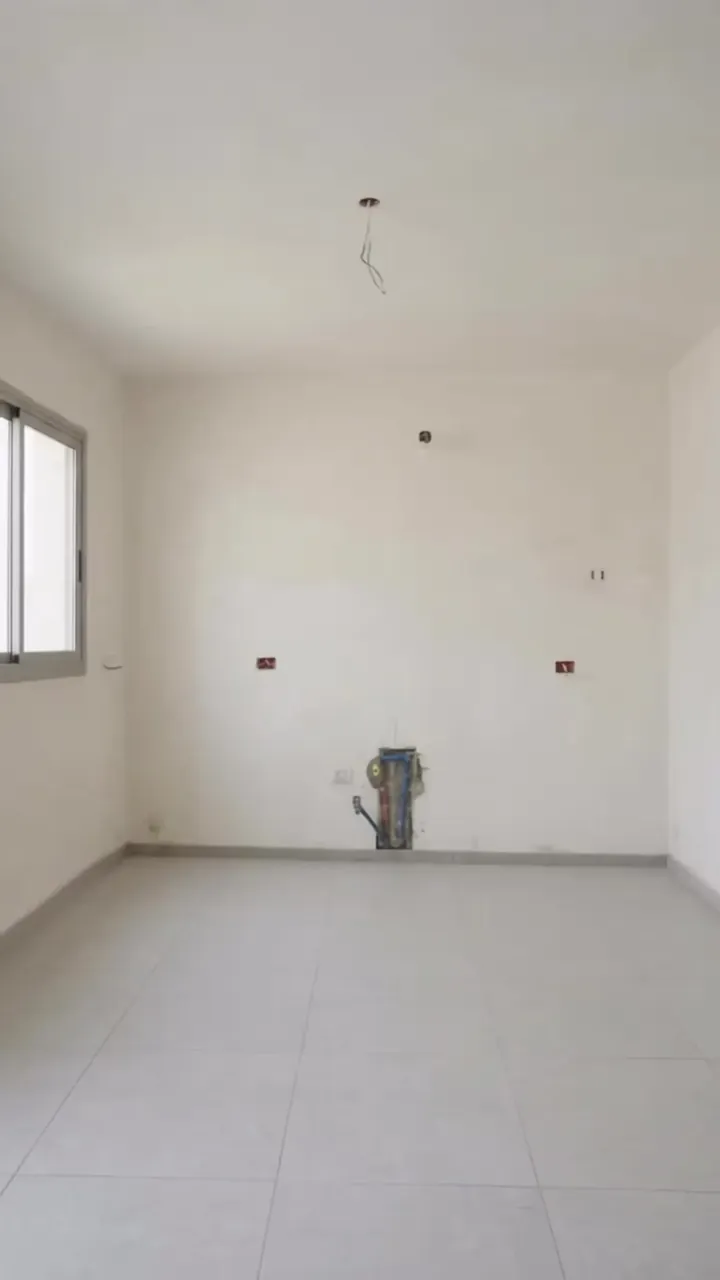 המטבח כפי שהגיע מהקבלן, עם קיר נמוך שסוגר את החלל