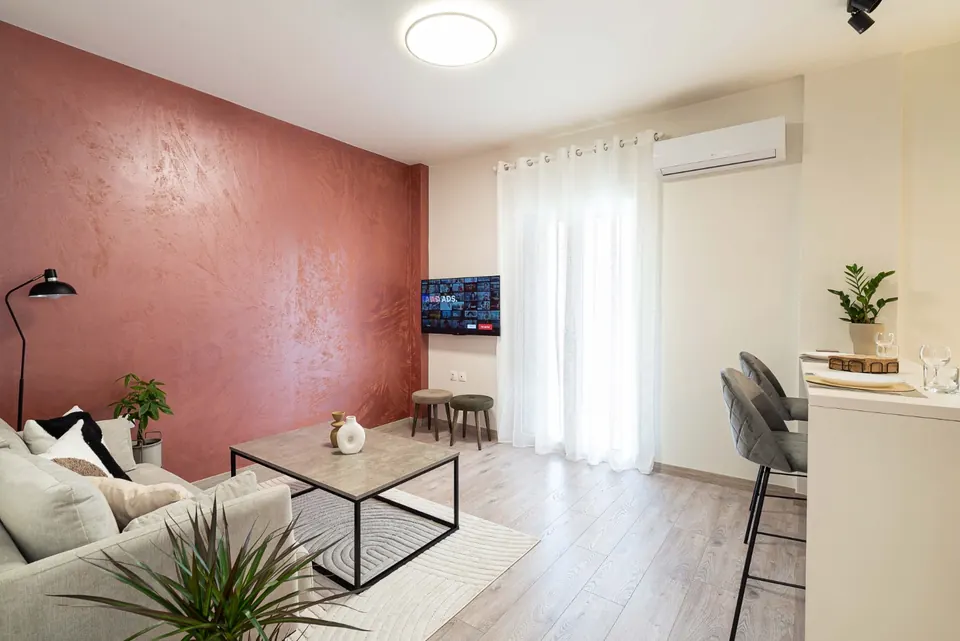 פינת ישיבה בסלון, דירת Airbnb באתונה